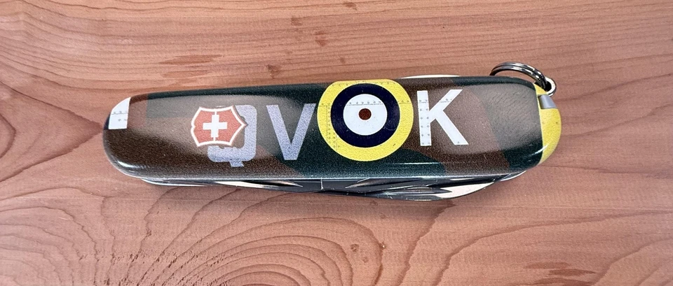 Cuchillo Victorinox Swiss Army Tinker Spitfire QVOK DLT Exclusivo Edición Limitada Foto 2 de 4