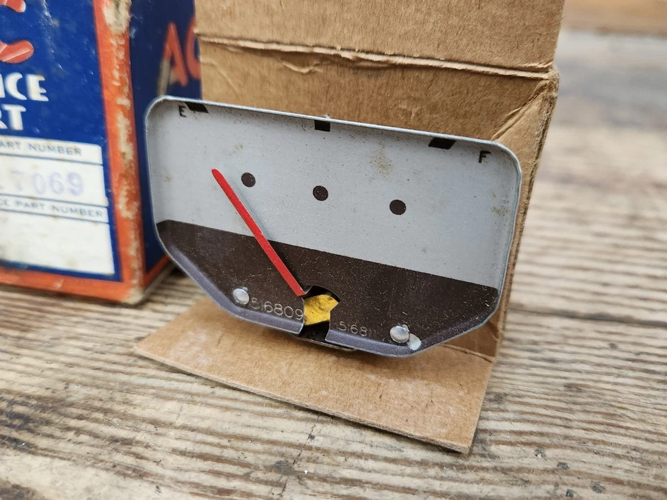 NOS OEM GM AC 1946 - 1947 Oldsmobile Series 66 76 78 98 Gas Fuel Gauge 1517069 - Image 4 of 4