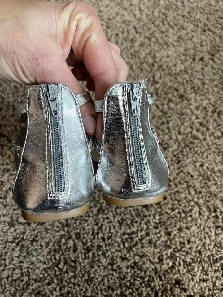 Laura Ashley niña talla 5 sandalias plateadas con cremallera trasera y tiras. Lindo, excelente estado Foto 3 de 4