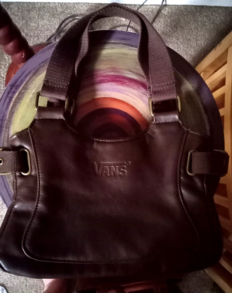 Bolso de Mano Vans Pequeño Marrón Imitación Cuero con Hebillas en el Lateral y Forro a Cuadros Foto 4 de 4