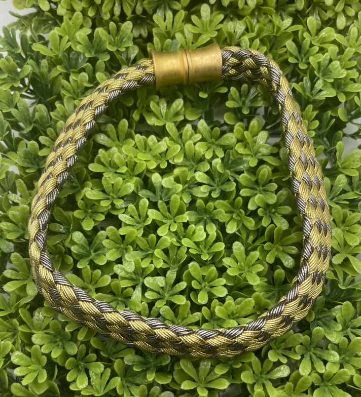 VENTA Collar Gargantilla Valerie Peyton Cuerno VPH Dorado Negro Hilo Metálico 17.5 Foto 3 de 4