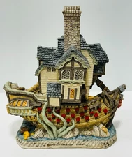 Vintage David Winter Cottages Seaside Boardwalk Jolly Roger Tavern 1995 with box