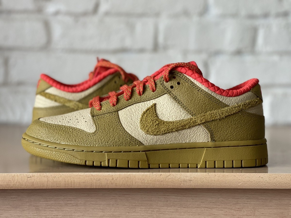 スニーカー Nike Dunk Low Bronzine Sesame Picante Red Nike Dunk Low in Sesame, Bronzine, & Picante Red | REVOLVE