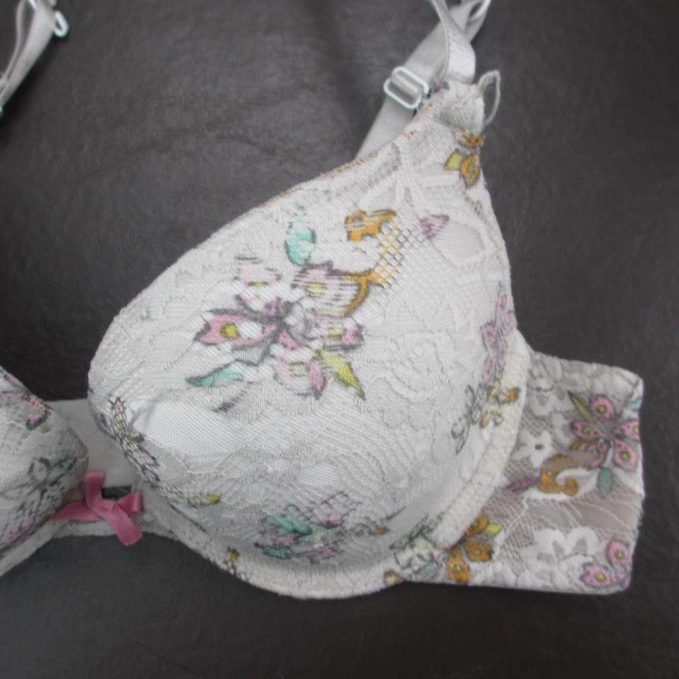 Sujetador Xhilaration 34A Blanco Floral Acolchado Con Aros Cierre Ajustable Espalda Foto 4 de 4