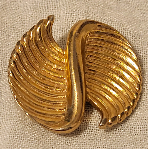 Monet Signed Gold Tone Metal Ribbed Swirl Leaf Design Brooch Pin