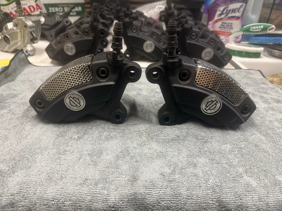 Суппорты Harley Brembo Touring Road Street Ultra Glide 2008-23 с хромированными решетками - Изображение 2 из 4