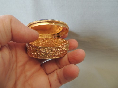 Vintage miniature trinket box bronze- bakelite and 2 bronze collectible pins - Picture 10 of 13