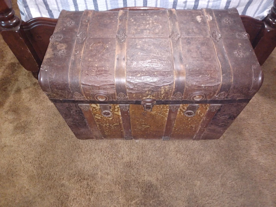 Antiguo baúl de vapor rústico de madera y metal Foto 2 de 4