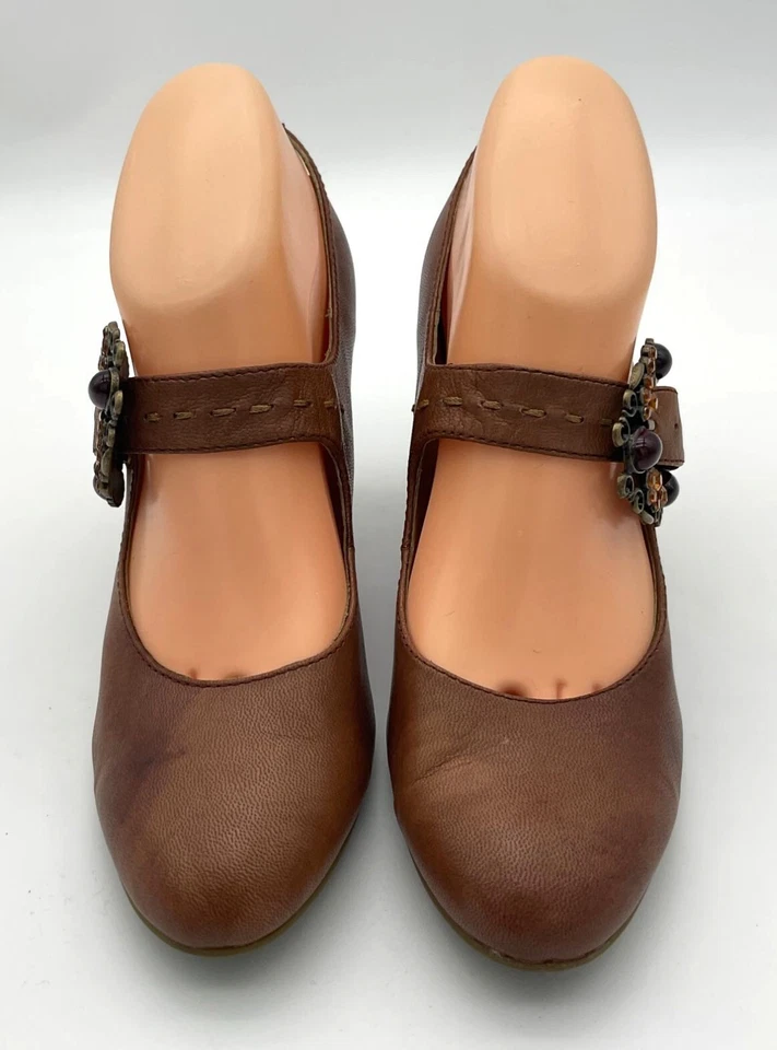 Zapatos de salón Staccato de cuero marrón suave decorativos con hebilla de piedras preciosas y tacón de madera 7,5 Foto 3 de 4