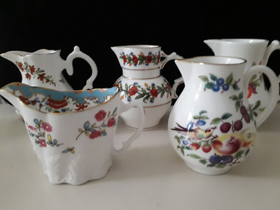 Fünf (5) elegante Royal Worcester Milch-/Sahnekännchen mit verschiedenen Mustern