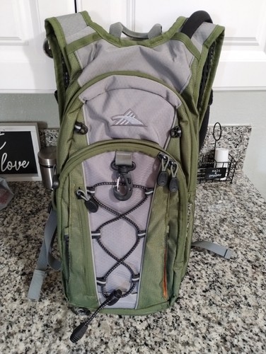High Sierra Air Mesh Back Trinkrucksack grün mit Blase
