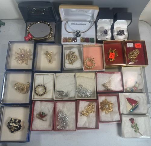Vintage Jewelry Lot – 23 Pieces Gerry Pins USA + Speidel + 2 China Rings - Picture 1 of 24