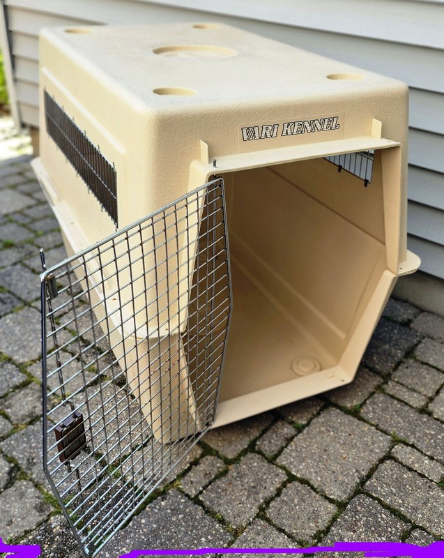 Large Vari-Kennel Plastic Dog Kennel Crate 34" L  Tan  w/ metal Door retriever