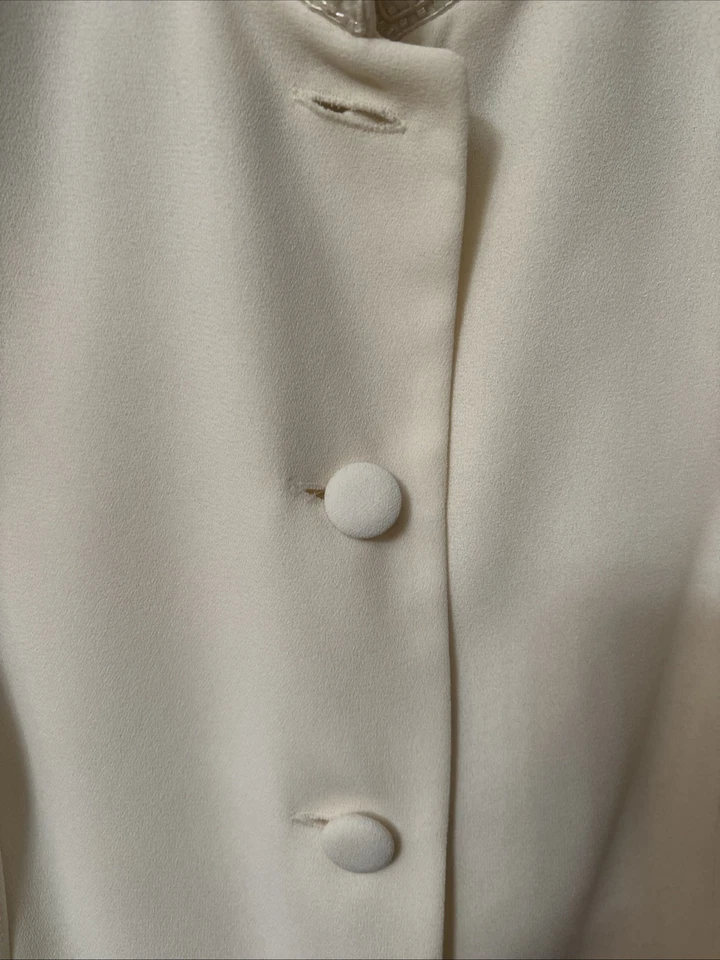 Conjunto de traje falda Maggy London Petites para mujer 10 detalles marfil y brillante elegancia Foto 3 de 4