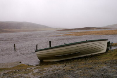 Foto 6x4 Fischerboot am Loch of Watlee Underhoull auf einem nassen, windigen März c2009