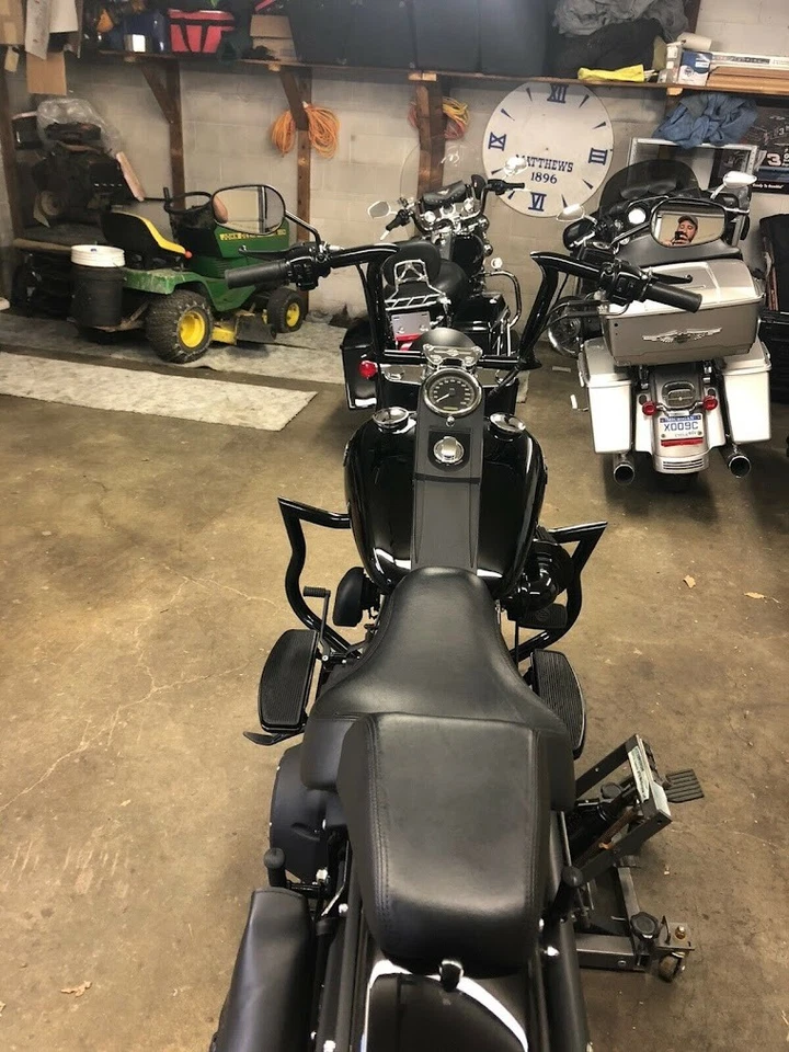 Protector de motor choque HighwayBar apto para Harley Softail Slim Heritage Fatboy Lo 2000-17 Foto 3 de 4