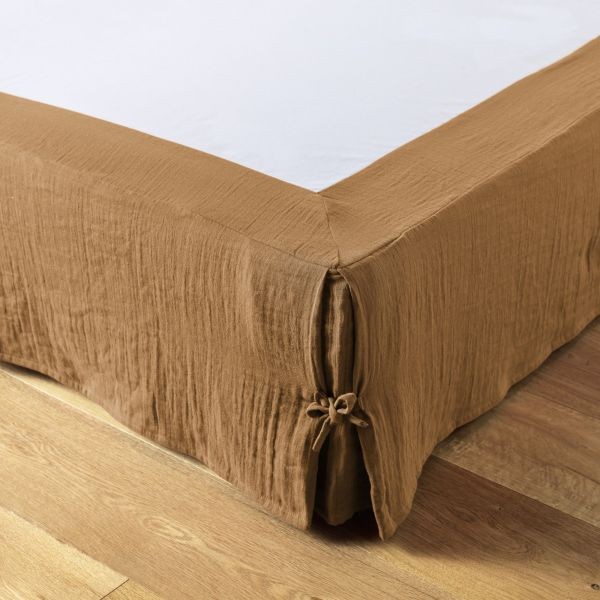 Cache sommier 160x200 gaze de coton camel pour masquer les pieds de lit inesthétiques