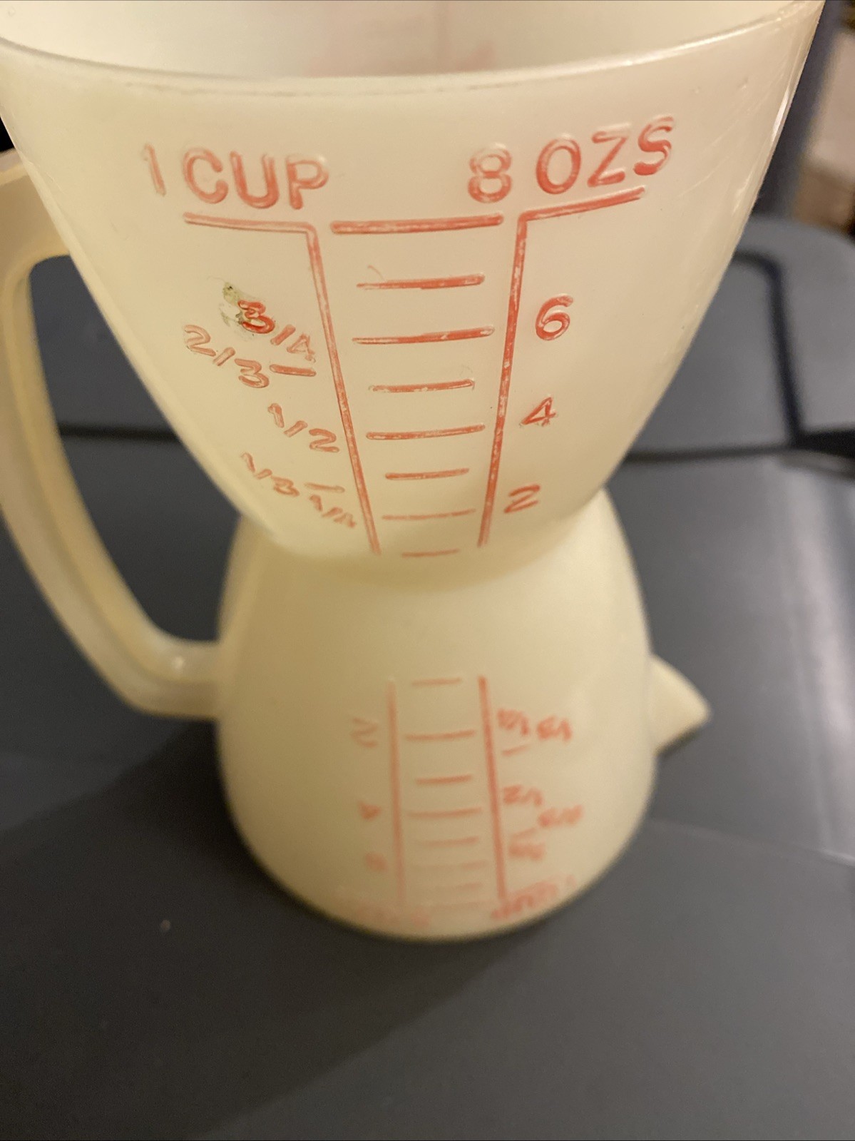 TUPPERWARE 1 CUP 8 OZ DOUBLE SIDED WET / DRY MEASURING CUP RED LETTERING