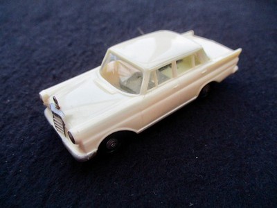 Siku Plastik V190 V Serie Mercedes W110 190C Heckflosse Fintail creme 1:60 (3)