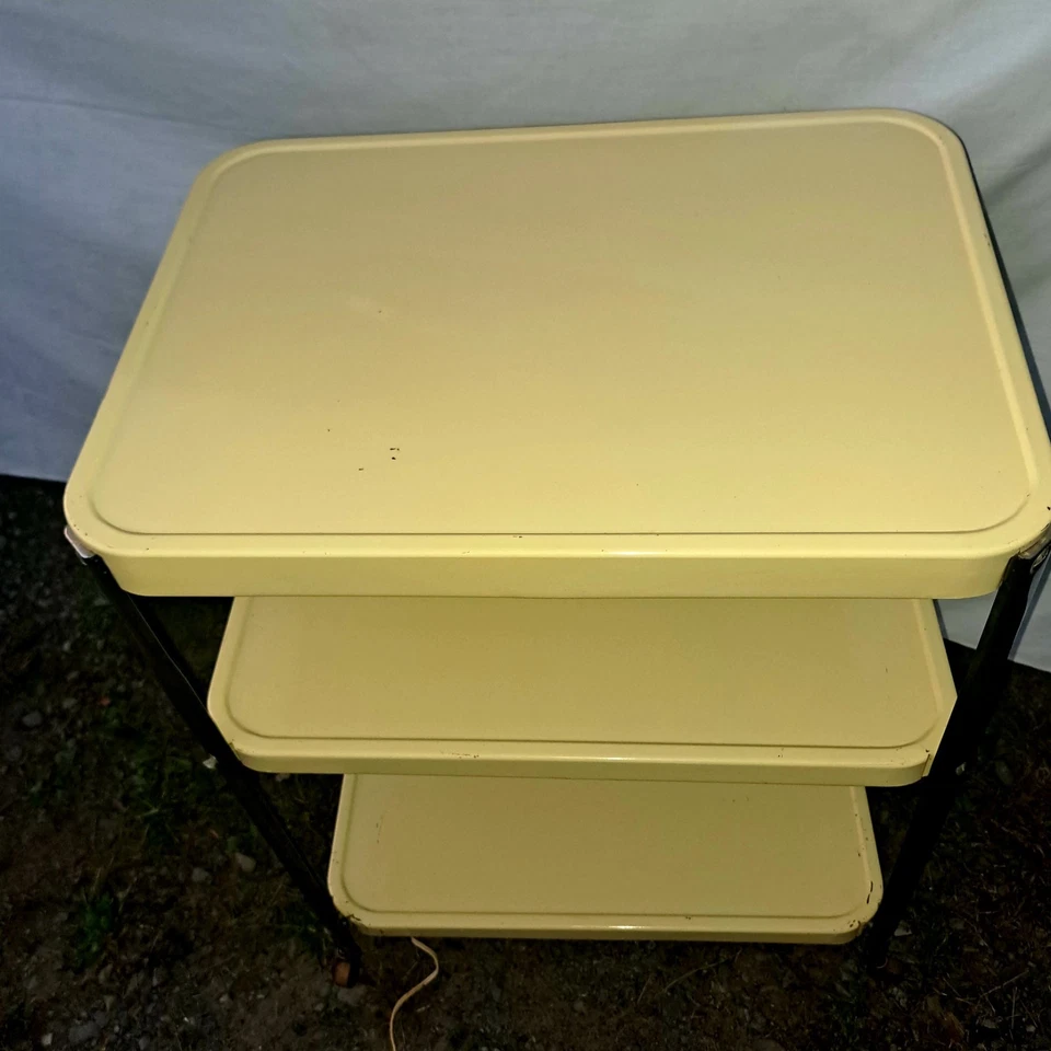 Carro rodante de cocina amarillo de 3 niveles de metal y cromo vintage con toma de corriente Foto 4 de 4