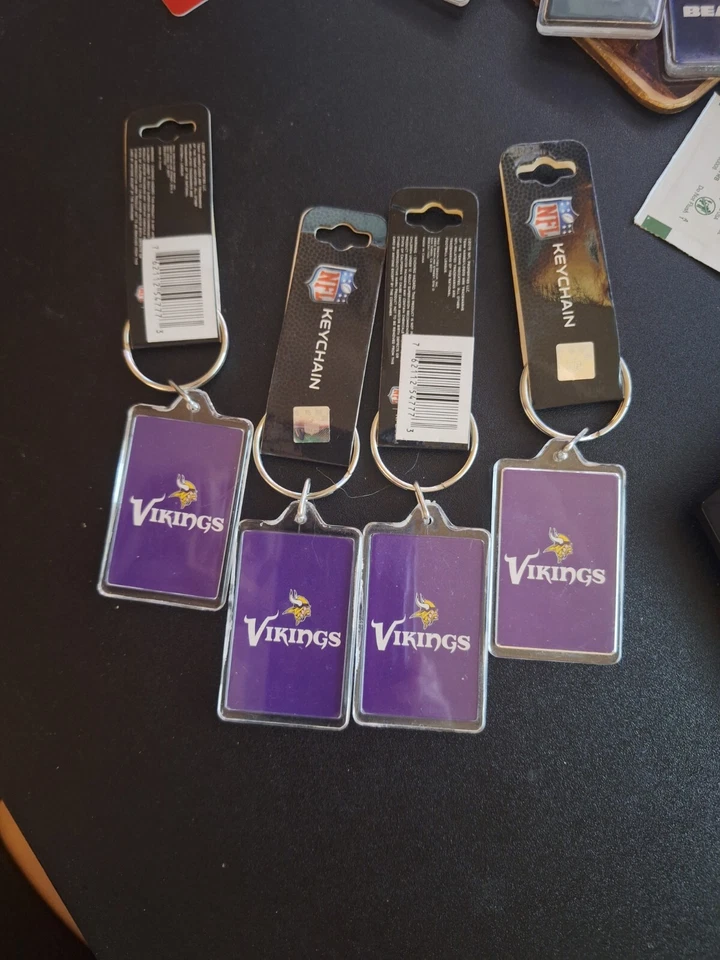 LOTE DE 4! Llavero acrílico NFL Minnesota Vikings con licencia oficial nuevo con etiquetas Foto 2 de 2