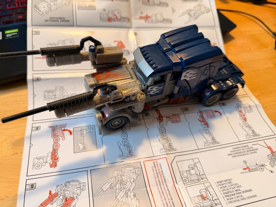 Transformers Voyager Class Defender Optimus Prime - Image 2 of 4