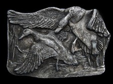 MH07101 VINTAGE 1977  TWO DUCKS LANDING IN POND  BELT BUCKLE