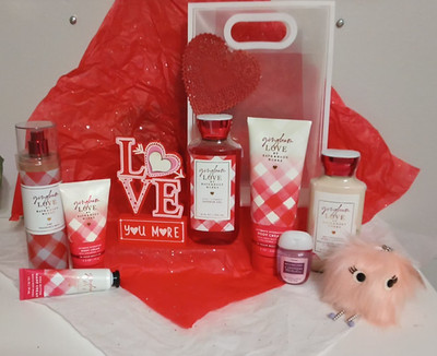 Bath & Body Works 7 pc  Set Gingham Love  & New Pom Pocketbac Holder!
