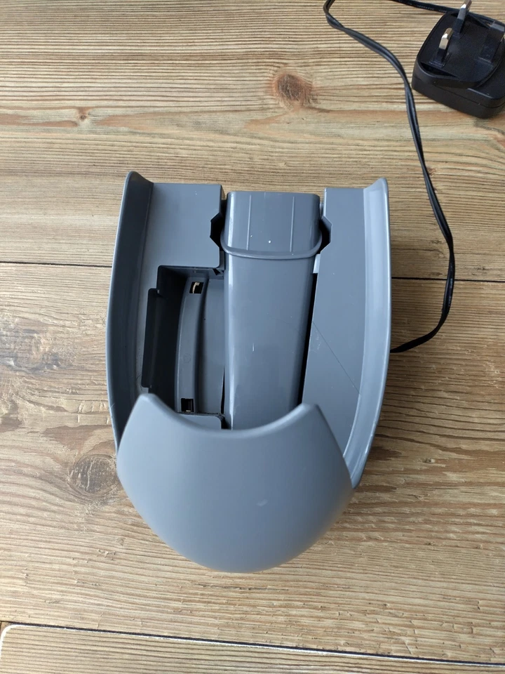 Hoover Jovis Turbo Power 12v Dry Rechargeable Car Vacuum - With Charger Base. - Image 2 of 4