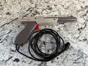 Nintendo Classic NES-001 Video Game Console with Controllers Star Master Zapper