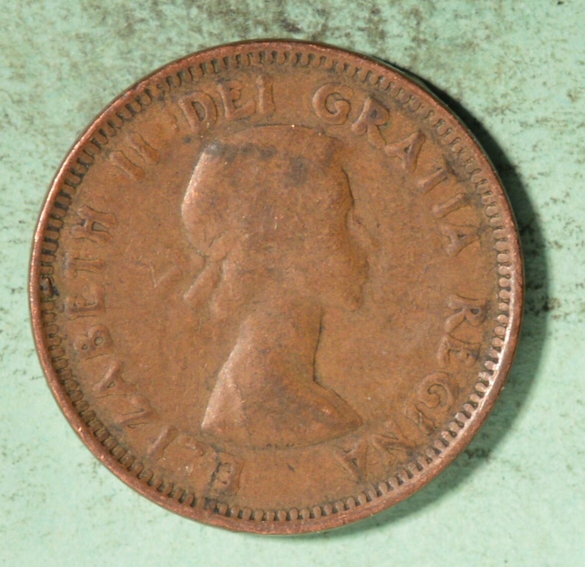 モノタイプ※　PennyFeder　題名不明 1953 - NSF (No Shoulder Fold) ERROR - grease - Canada Penny - INV