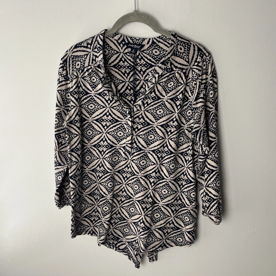 Lucky Brand Top Size Small Blouse Shirt 3/4 Sleeves Navy Blue Beige Back Slit - Image 2 of 4