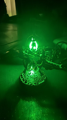 Warhammer 40K Necrons Miniatur mit LED-Beleuchtung, bemalt