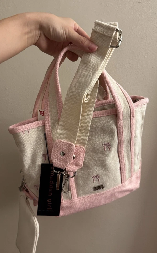 全新带标签 Madden 女孩迷你托特包粉色蝴蝶结病毒泰迪熊吊饰心形宝石 VHTF — 第 3/4 张图片