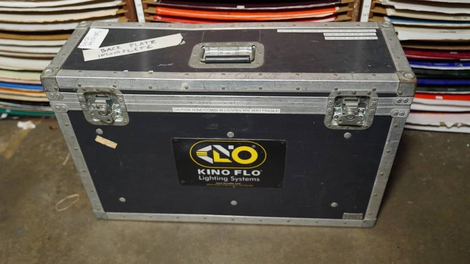 Kino Flo Bar-Fly 200 Light Kit W/2 fixtures & Hard Traveling Case - Image 2 of 4