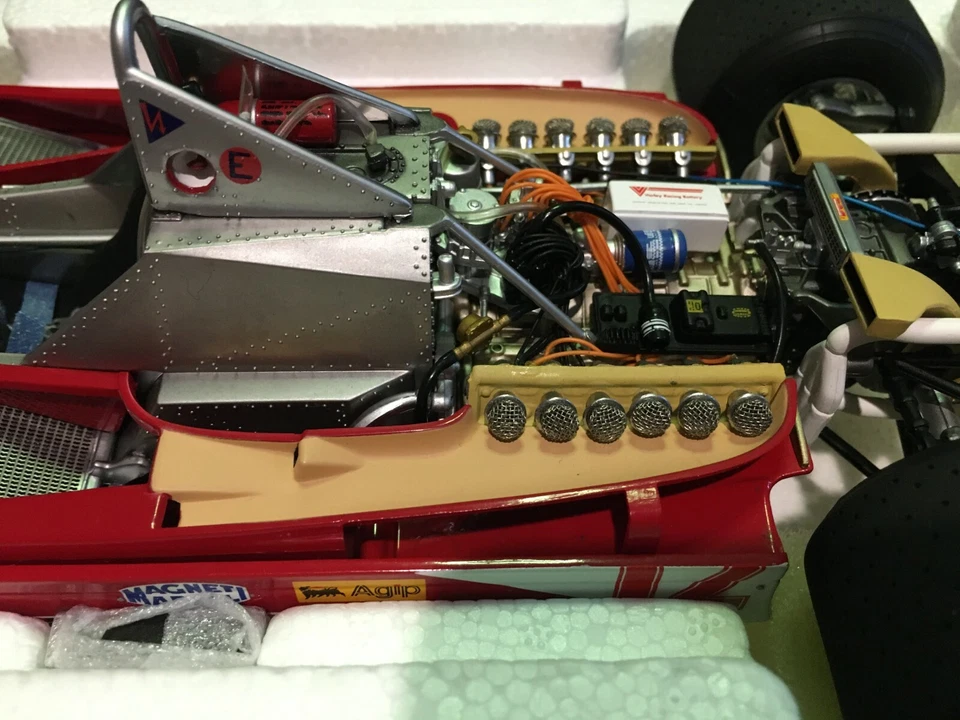 EXOTO FERRARI 312 T4 GILES VILLENEUVE 1/18 Foto 4 de 4