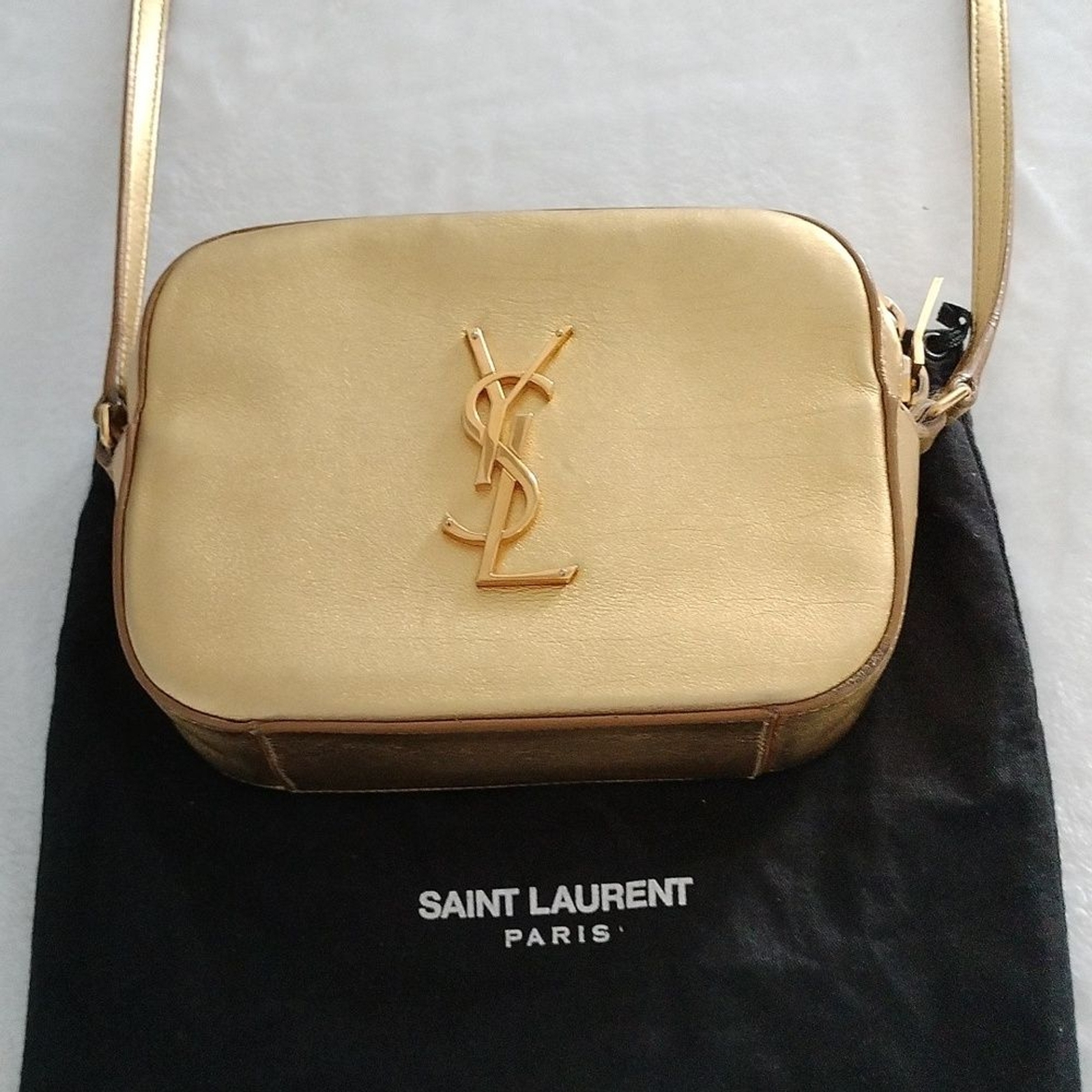 Borsa a tracolla classica Saint Laurent in pelle dorata