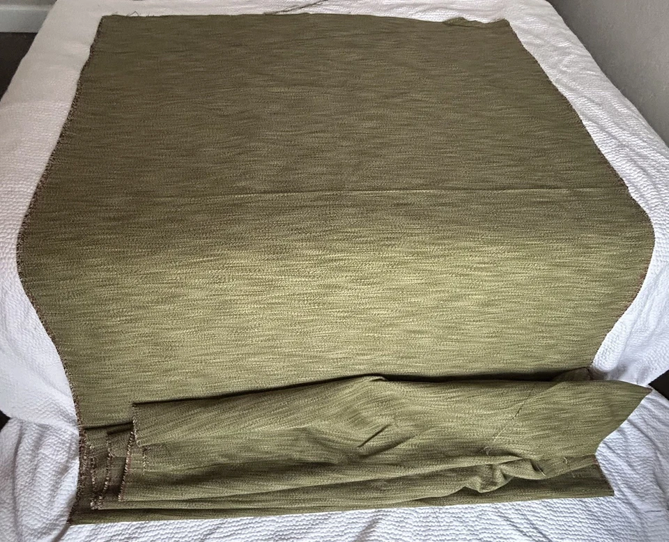 Cálido patrón rayado verde oliva, bistró de tela perenne, 56” de ancho, 4 yardas Foto 3 de 3