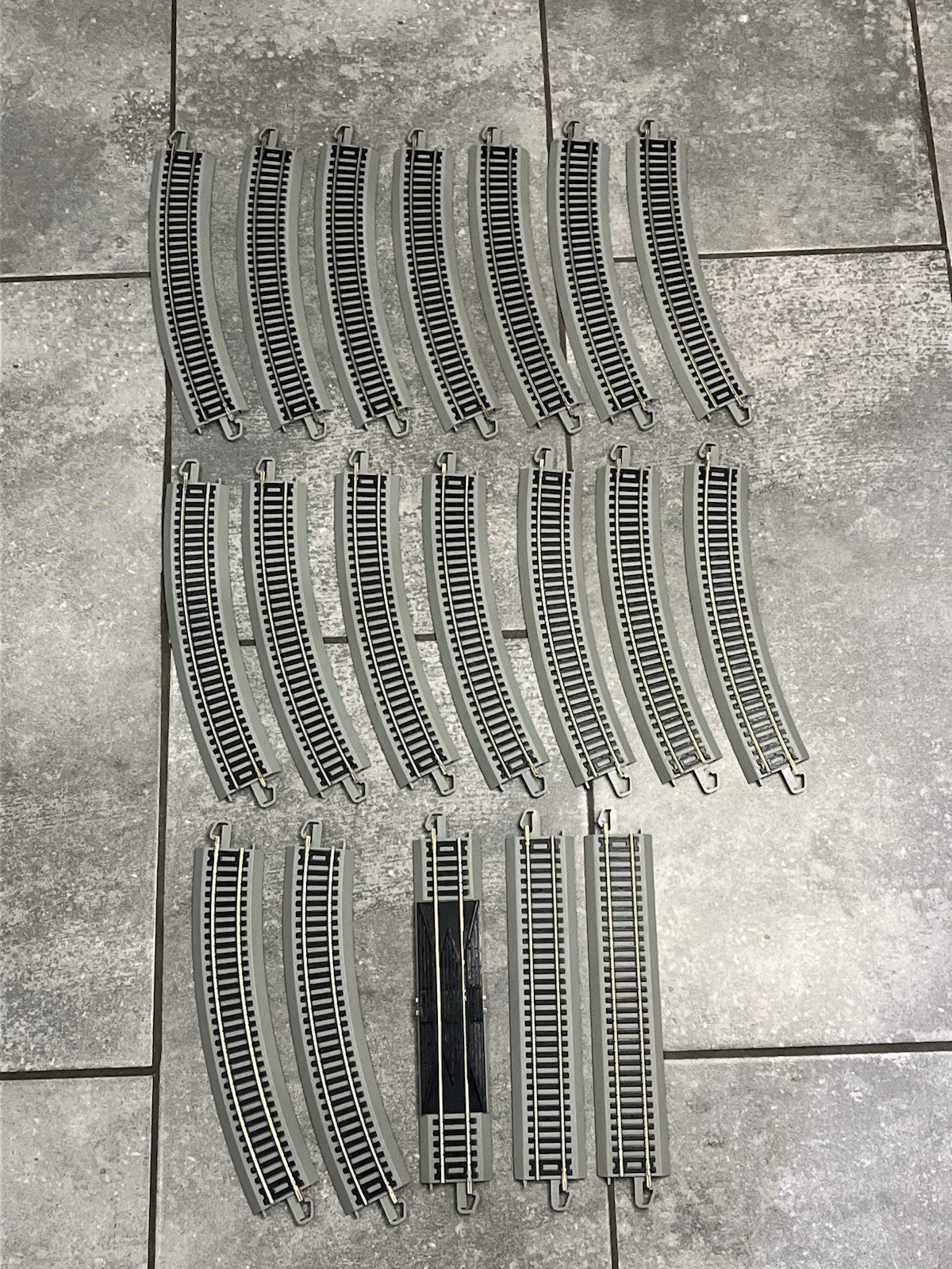 18 Bachmann E-Z- Track Grey Bed Straight And Curved Sections
