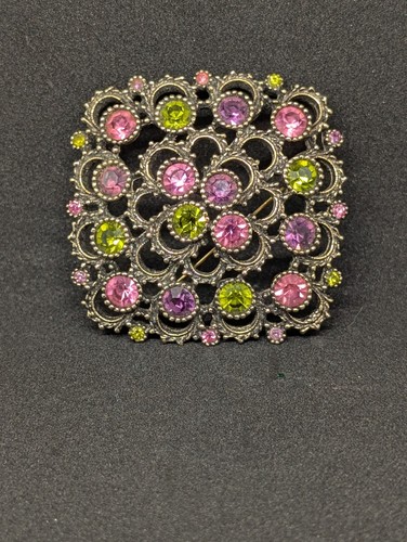 VTG. SARAH COVENTRY PINK & GREEN RHINESTONE GOLD TONE BROOCH 154 - Picture 1 of 5