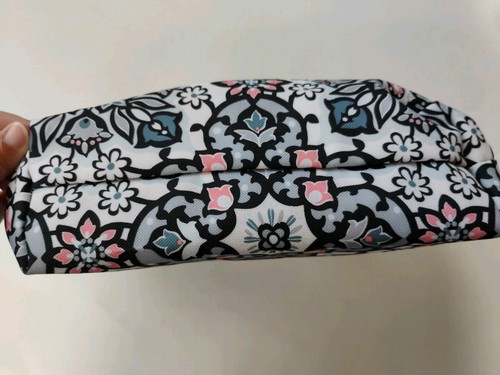 NWOT Vera Bradley Medium Travel Cosmetic Lisbon Medallion Makeup Bag - Picture 4 of 5