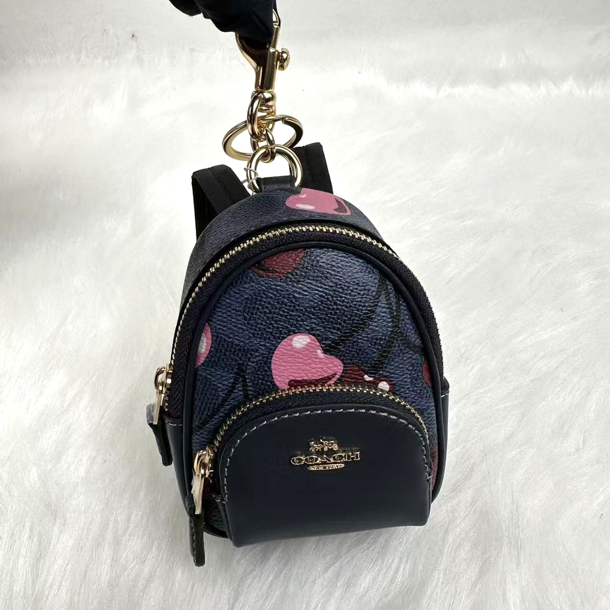 全米完売 Coach CZ086 Mini Court Backpack Bag Charmチェリー柄 Coach Mini Court Backpack Bag Charm In Signature Canvas