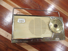VINTAGE RCA VICTOR DELUXE TRANSISTOR PORTABLE RADIO WITH HANDBAR