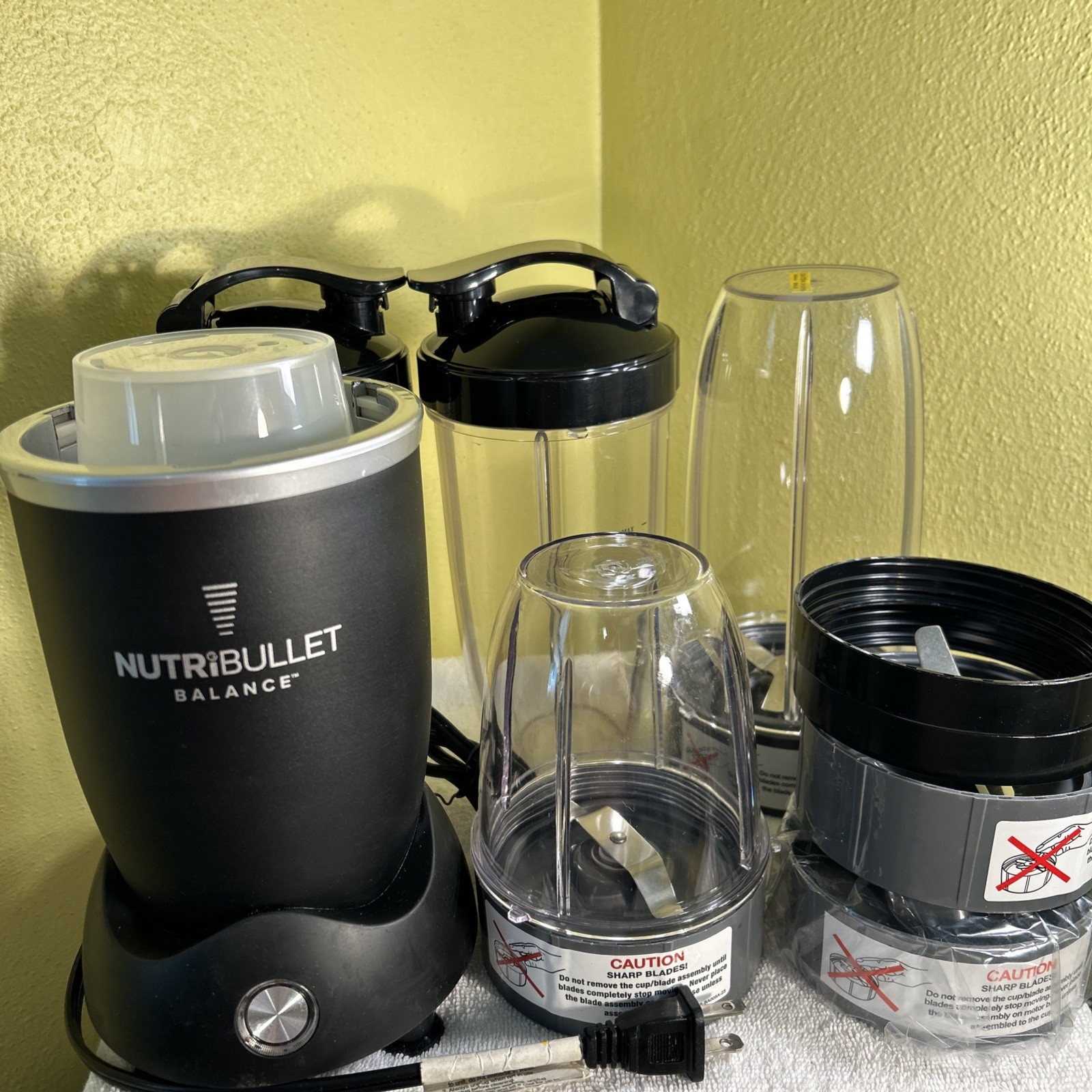 Nutri Bullet Balance Blender Model NB-205 1200 Watt. 4 Assorted Cups & Blades.