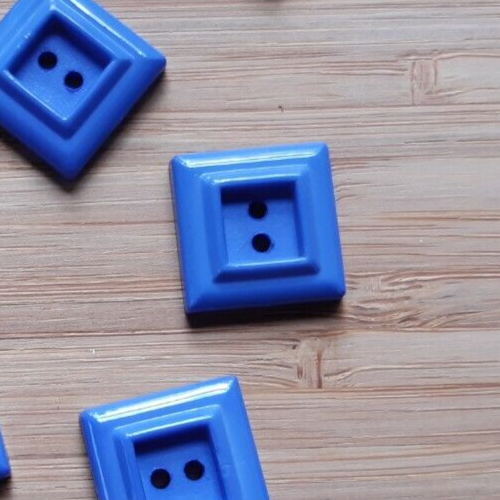 17 mm Blue Square 2 Hole Buttons - Clothing / Crafts / Haberdashery - Pack of 60 - Picture 2 of 2