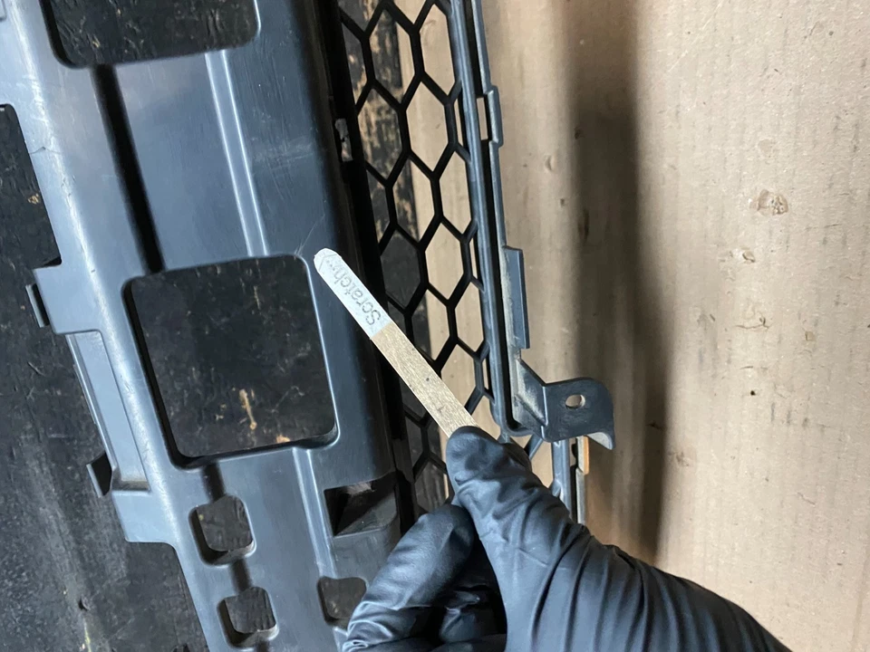 Parrilla inferior parachoques delantero Kia Borrego 2008 a 2012 OEM U7857 DG Foto 4 de 4