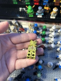 Lego 70708 70709 - Space Galaxy Squad Hive Crawler Mantizoid Minifig - 2013 Mint