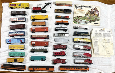 Vtg. HO Scale Train Lot 6 Engines, 30 Freight Cars, Tracks, 2 Transformers, More