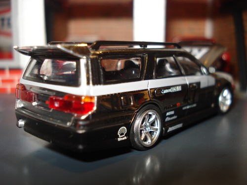 NISSAN STAGEA EDITION 1/64 POP RACE CERCHI A RAGGI CROMATI E PNEUMATICI REAL RIDER - Foto 3 di 4