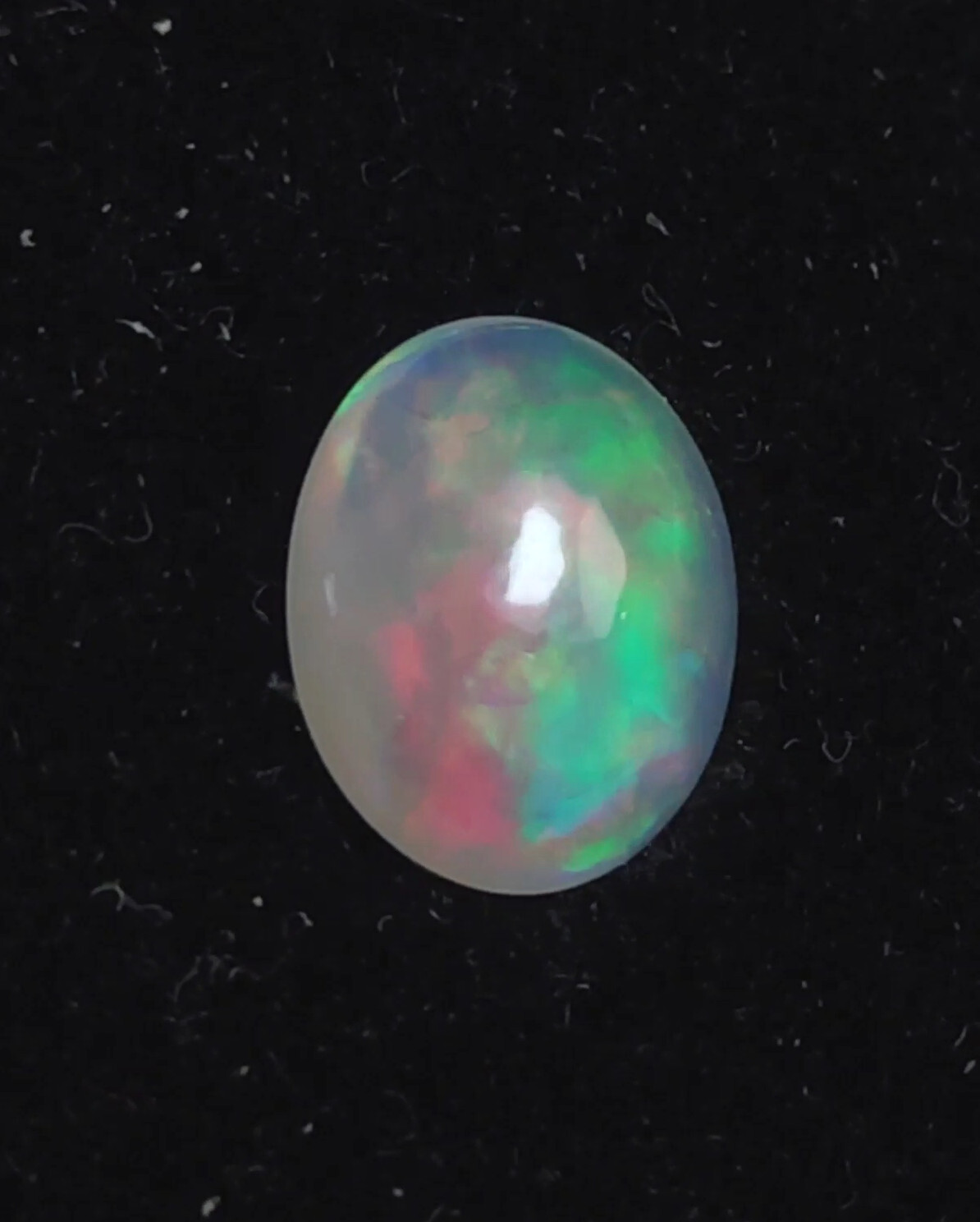 Opale Welo blanche Éthiopie cabochon ovale unique de 1.22 carats